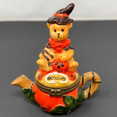 Sale Photo Thumbnail #88: Lot 88: Halloween trinket box