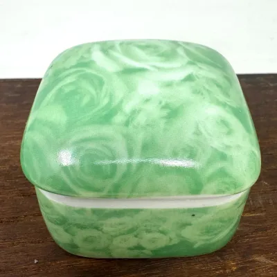 Sale Photo Thumbnail #104: Lot 104: Oscar de la Renta trinket box