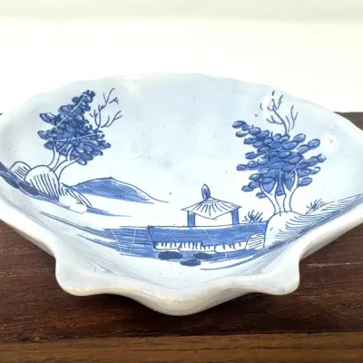 Sale Photo Thumbnail #102: Lot 102: Delft trinket dish