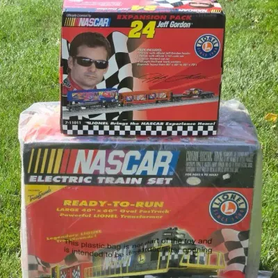 Lionel NASCAR Train Set 4 & Jeff Gordon Expansion Pack 