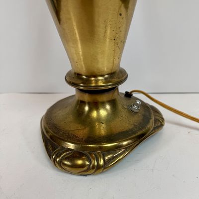 Vintage Hollywood Regency Mid Century Modern Brass Table Lamp with Decorative Base and Finial