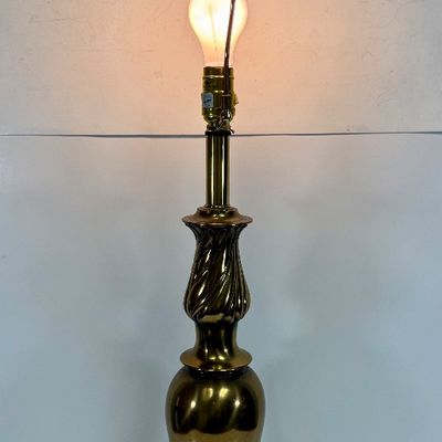 Vintage Hollywood Regency Mid Century Modern Brass Table Lamp with Decorative Base and Finial