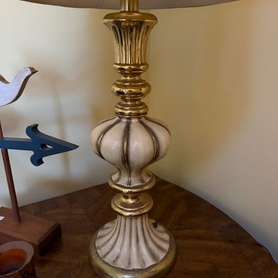 Vintage Hollywood Regency style table lamp with a fluted ceramic and polished brass body.
