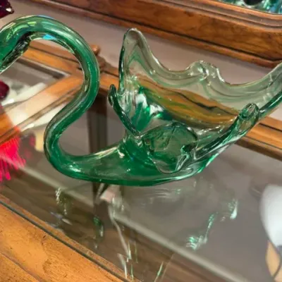 Mid-century green art glass swan dish with an elegant curved neck and ruffled wings.
