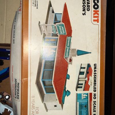 Vintage Tyco Kit unassembled HO scale model of a Howard Johnson's restaurant in its original box, displaying light wear.