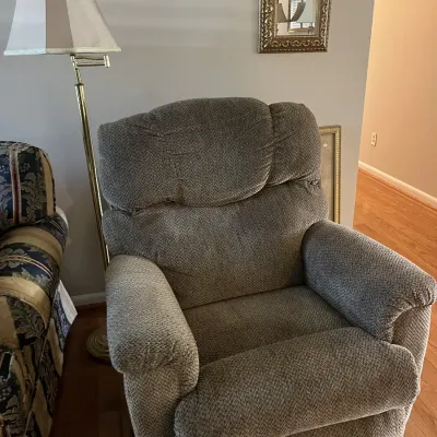 Sale Photo Thumbnail #65: Impressively Clean Green Tone Lazy Boy Comfy Recliner