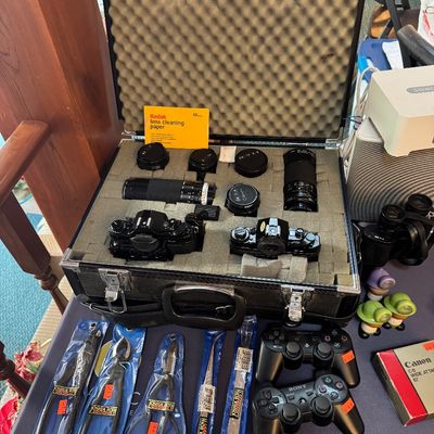 Sale Photo Thumbnail #115: Cannon camera lot
