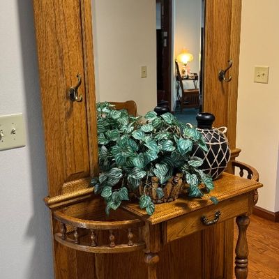 Sale Photo Thumbnail #3: Vintage Pulaski oak wood mirrored hall tree