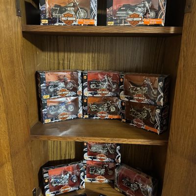 Sale Photo Thumbnail #136: Harley Davidson collectible Diecast motorcycles 