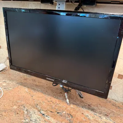 Sale Photo Thumbnail #205: Samsung under-cabinet mounted television with a black frame, positioned above a granite countertop.