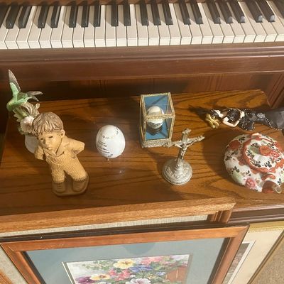 Sale Photo Thumbnail #17: Collectables