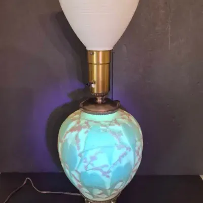 Art Deco Consolidated Uranium Custard Glass Lamp With Lovebird Motif 
