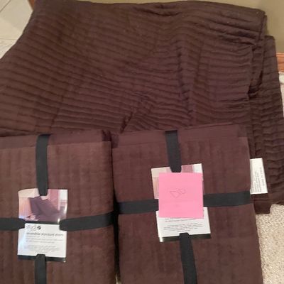 Sale Photo Thumbnail #392: Brown comforter and shams