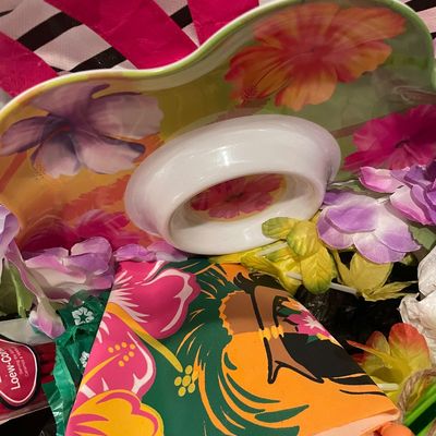 Sale Photo Thumbnail #451: Includes brushes & measuring cups
