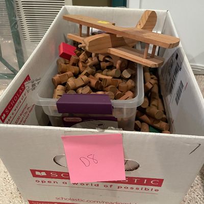 Sale Photo Thumbnail #384: Bucket of Lincoln logs