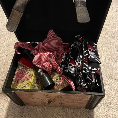 Sale Photo Thumbnail #300: Kids pirates chest and accessories