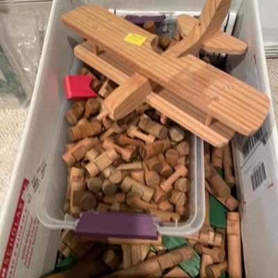 Sale Photo Thumbnail #385: Bucket of Lincoln logs