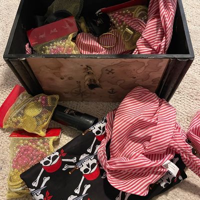 Sale Photo Thumbnail #301: Kids pirates chest and accessories