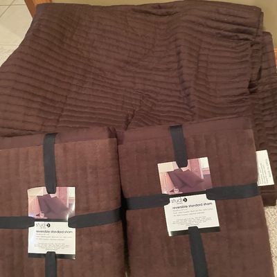 Sale Photo Thumbnail #391: Brown comforter and shams