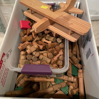 Sale Photo Thumbnail #383: Bucket of Lincoln logs