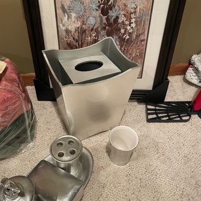 Sale Photo Thumbnail #395: New bathroom accessories and wall decor