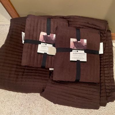 Sale Photo Thumbnail #390: Brown comforter and shams