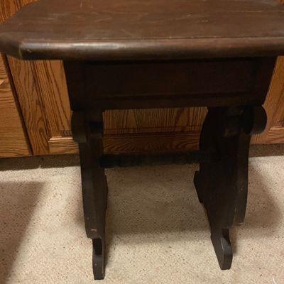 Sale Photo Thumbnail #541: Small table