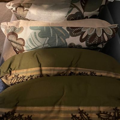 Sale Photo Thumbnail #311: Throw pillows