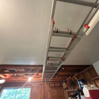 Aluminum extension ladder 