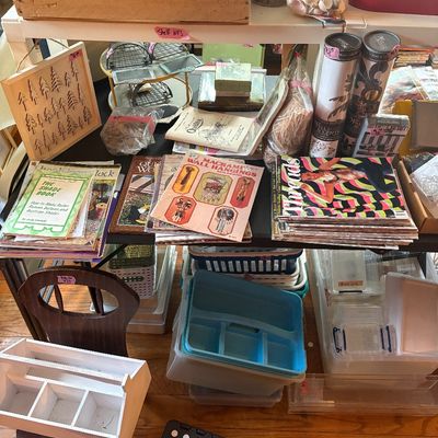 Sale Photo Thumbnail #100: Art + craft mags.