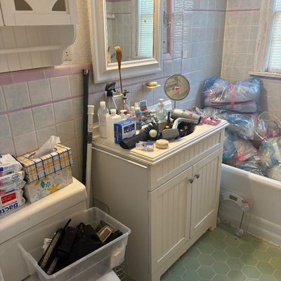 Sale Photo Thumbnail #133: Bathroom notions.