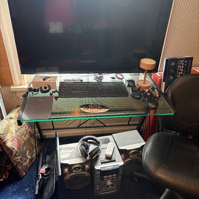 Sale Photo Thumbnail #71: Tv, desk, + stereo.