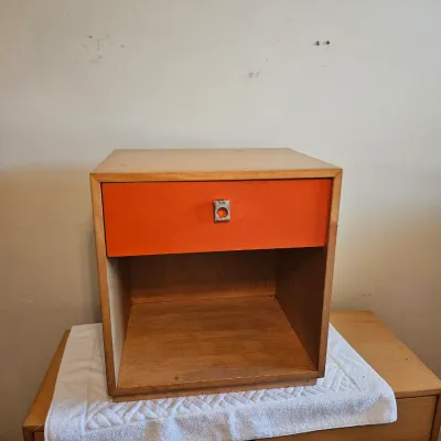 2 bedside tables