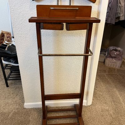 Men’s dressing butler 
