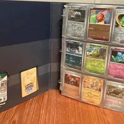 CCM020 Binder Full Of Over 700 Pokémon Trading Cards (C)