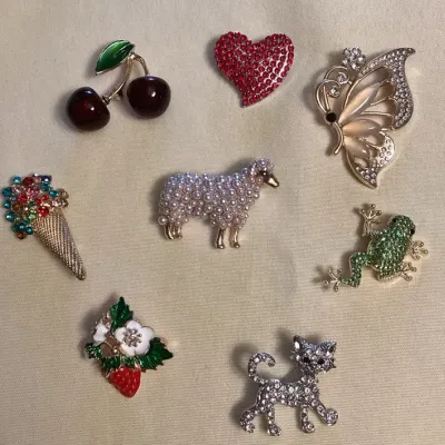 CCM092 Eight Costume Jewelry Brooches 