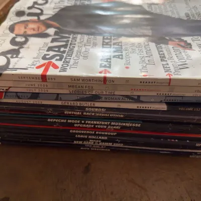 Sale Photo Thumbnail #147: Stack of vintage magazines including issues of Esquire and Keyboard from the 2000s, showing some wear along the spines.