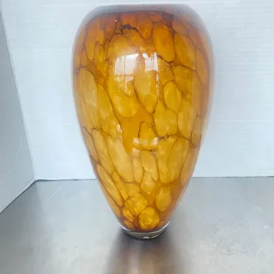 Sale Photo Thumbnail #2: Contemporary amber-toned art glass vase featuring an organic tortoiseshell or cell-like pattern, in excellent condition.