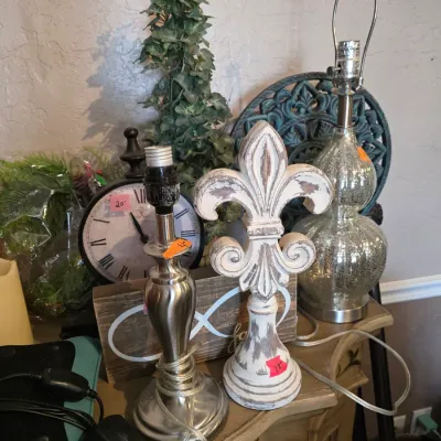 Sale Photo Thumbnail #39: Lamps and topiary 