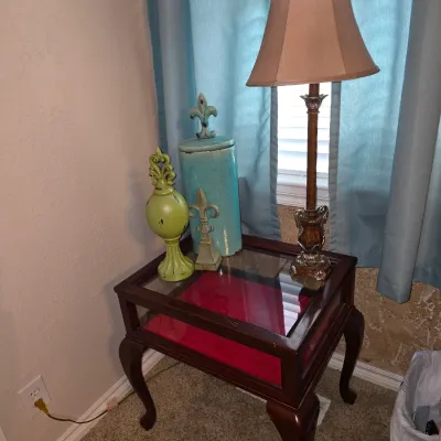 Sale Photo Thumbnail #60: Accent tables and lamps 
