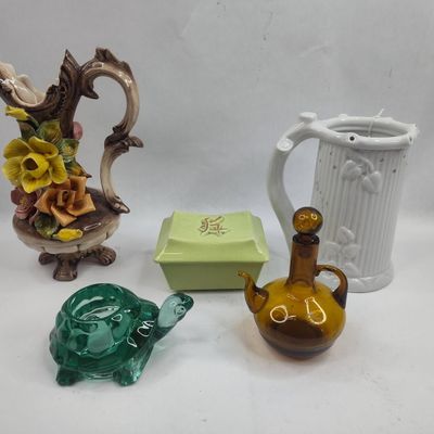 Sale Photo Thumbnail #518: Collection of Decorative Ceramic and Glass Objects