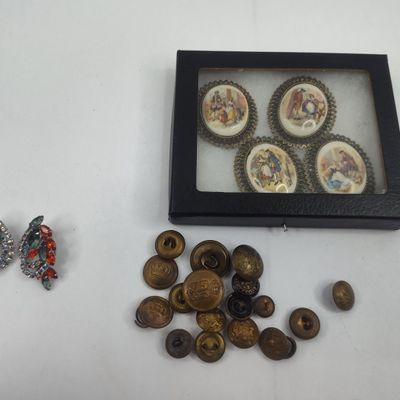 Sale Photo Thumbnail #418: Buttons, Porc. Brooches & Earrings