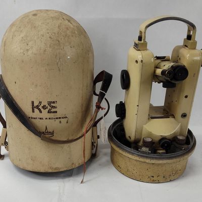 Sale Photo Thumbnail #140: Askania Tu-e 360 Theodolite w/ K&E Case