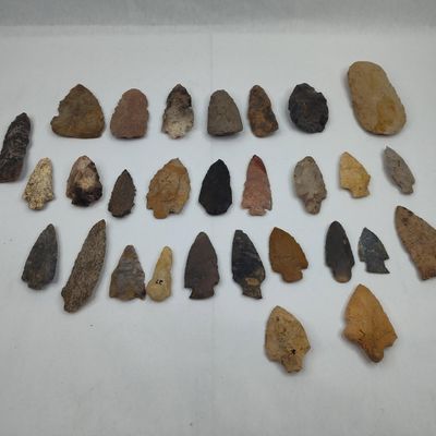 Sale Photo Thumbnail #415: N. American Stone Projectile Points Set