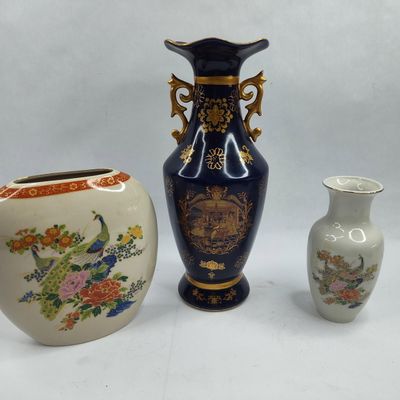 Sale Photo Thumbnail #158: Set 3 Japanese Gilt Porc. Vases