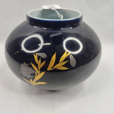 Sale Photo Thumbnail #324: Japanese Porc. Vase w/ Bamboo & Lily