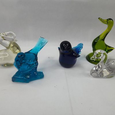 Sale Photo Thumbnail #453: Fenton & Glass Bird Figurine Collection