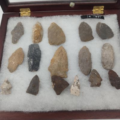 Sale Photo Thumbnail #73: Prehistoric Style Lithic Tools & Points