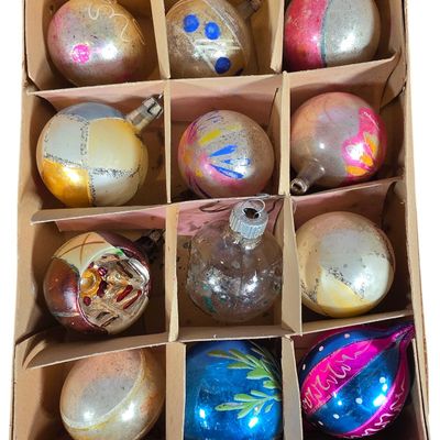 Sale Photo Thumbnail #40: A Collection of Vintage Christmas Tree Ornaments
