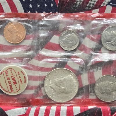 1969-D Only U.S. Unc. Mint Set, No Envelope - Includes 40% Silver Kennedy Half Dollar